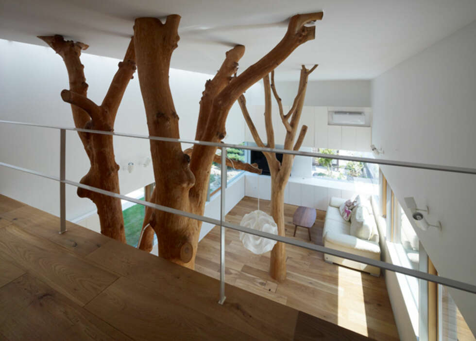 DOBBELTAKHØYDE: I stuen og på kjøkkenet er det dobbel takhøyde. Likevel måtte arkitekten senke gulvet for å få trærne inn. DOBBELTAKHØYDE: I stuen og på kjøkkenet er det dobbel takhøyde. Likevel måtte arkitekten senke gulvet for å få trærne inn.