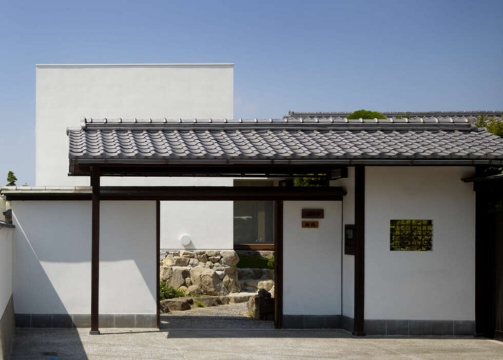 TRADISJONELT: Det originale huset på tomten var et nokså tradisjonelt japansk hus. Så kom arbeidet med tilbygget i gang. TRADISJONELT: Det originale huset på tomten var et nokså tradisjonelt japansk hus. Så kom arbeidet med tilbygget i gang.