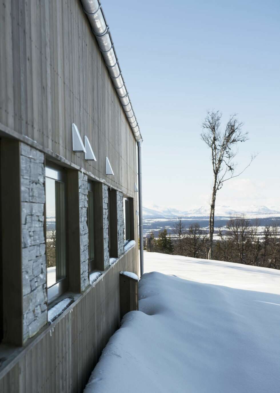 Herlig utsikt: Den storslåtte utsikten fra hytta gir ro i sjelen. Med utsikt mot Langfjella og Hallingskarvet i sør, Hemsedal midt imot, og Jotunheimen i nord får Guro og familien koblet av og pustet ut. Herlig utsikt: Den storslåtte utsikten fra hytta gir ro i sjelen. Med utsikt mot Langfjella og Hallingskarvet i sør, Hemsedal midt imot, og Jotunheimen i nord får Guro og familien koblet av og pustet ut.