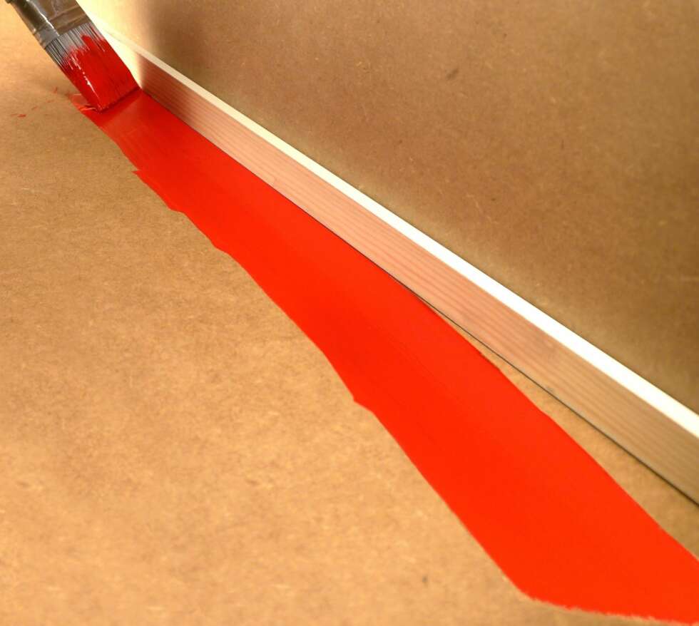 DROPP TAPEN: Malermesteren anbefaler å male uten tape. DROPP TAPEN: Malermesteren anbefaler å male uten tape.