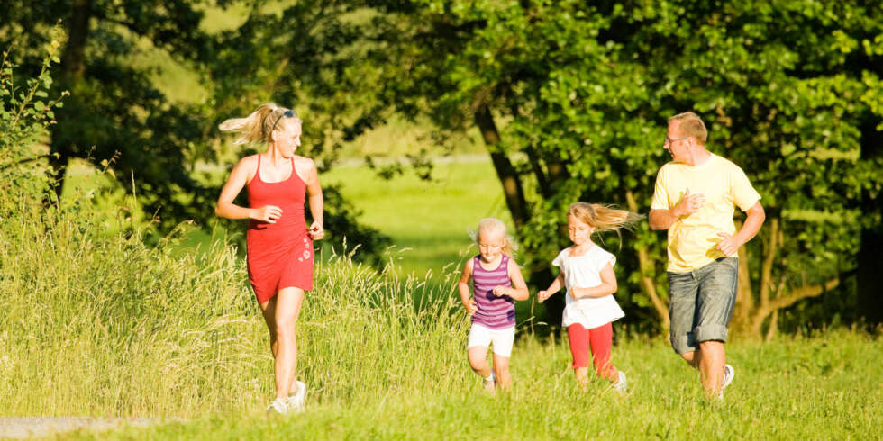 TRENING FOR HELE FAMILIEN: Selv om dere er som småbarnsforeldre er jevnlig trening viktig, både for deg og barna. ILLUSTRASJONSFOTO: Colourbox TRENING FOR HELE FAMILIEN: Selv om dere er som småbarnsforeldre er jevnlig trening viktig, både for deg og barna. ILLUSTRASJONSFOTO: Colourbox