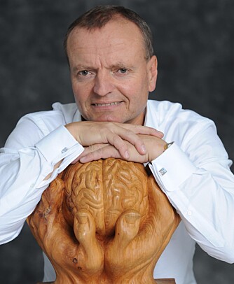 MENER INTERNETT SKADER BARNA: Den tyske hjerneforskeren Manfred Spitzer mener at internett, nettbrett og andre digitale hjelpemidler skader barns utvikling. MENER INTERNETT SKADER BARNA: Den tyske hjerneforskeren Manfred Spitzer mener at internett, nettbrett og andre digitale hjelpemidler skader barns utvikling.