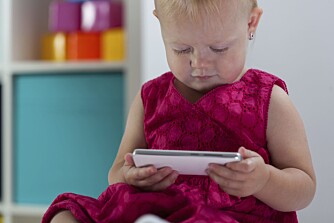 BEGYNNER TIDLIG: Små barn blir tidlig opptatt av smarttelefoner og andre digitale medier. BEGYNNER TIDLIG: Små barn blir tidlig opptatt av smarttelefoner og andre digitale medier.