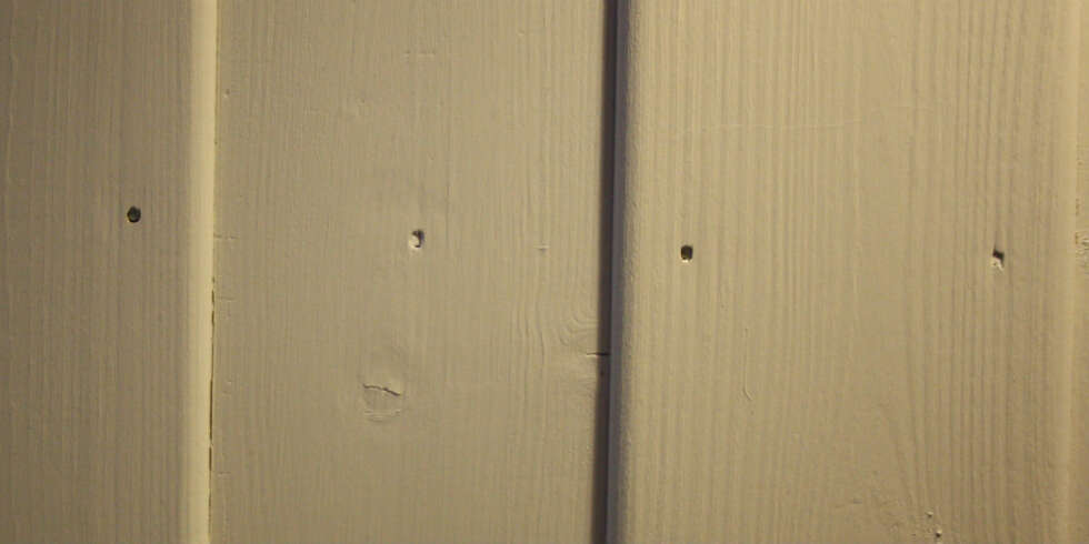 IKKE LETT Å FÅ UT: Når panel er spikret på veggen er det svært vanskelig å få trukket ut spikrene. Enten må man fjerne panelet og trekke spikrene ut fra baksiden eller man kan forsøke å slå spikrene videre inn i veggen. Å trekke dem ut er vanskelig. IKKE LETT Å FÅ UT: Når panel er spikret på veggen er det svært vanskelig å få trukket ut spikrene. Enten må man fjerne panelet og trekke spikrene ut fra baksiden eller man kan forsøke å slå spikrene videre inn i veggen. Å trekke dem ut er vanskelig.