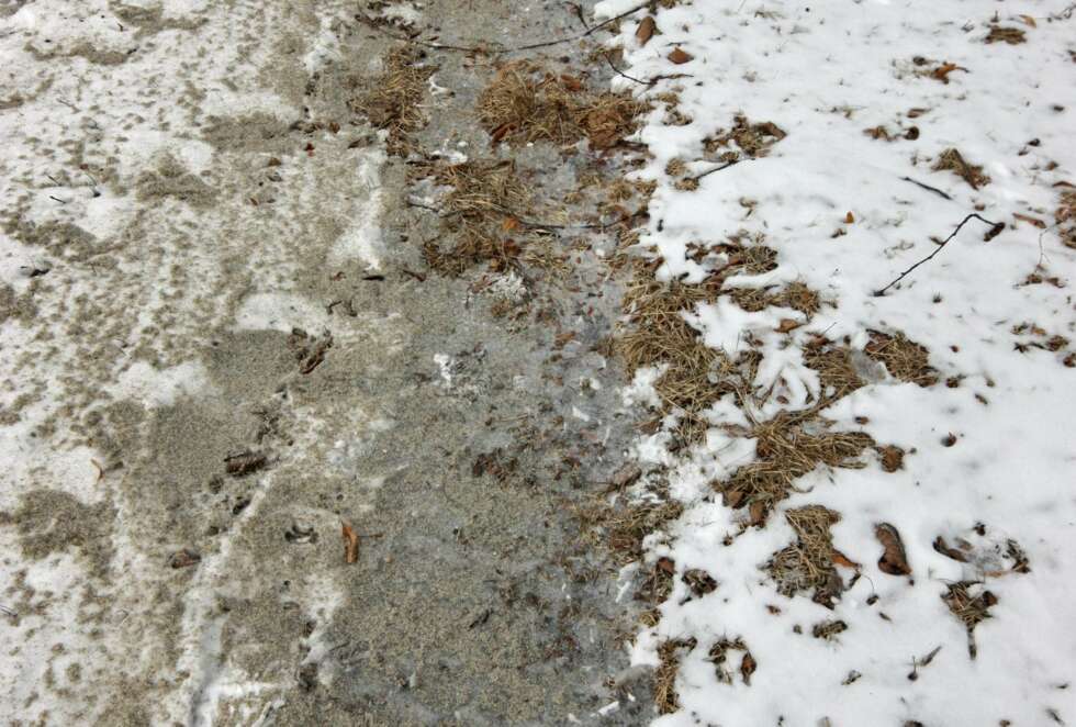 TYDELIG SNØSMELTING: Det er tydelig skille mellom der hvor natursanden har virket og området som ikke er strødd. TYDELIG SNØSMELTING: Det er tydelig skille mellom der hvor natursanden har virket og området som ikke er strødd.