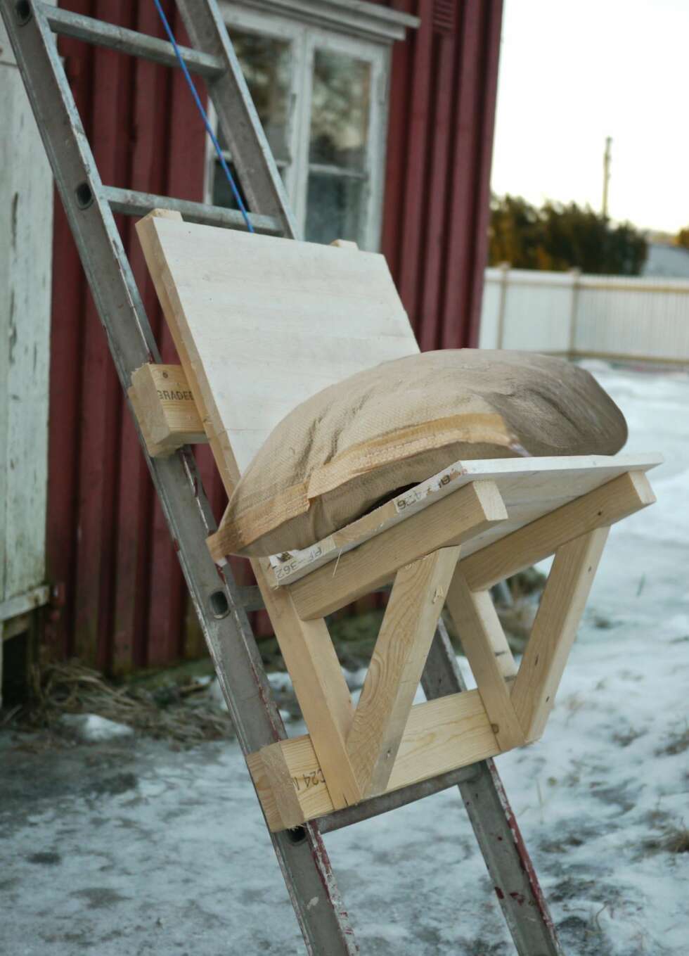 FÅ VARENE PÅ TAKET: Brukt med sunn fornuft, kan denne heisen gjøre jobben lettere når du skal ha materialer opp på taket. Dere må være minimum to om dette; en som laster og trekker opp, og en på toppen som laster av. FÅ VARENE PÅ TAKET: Brukt med sunn fornuft, kan denne heisen gjøre jobben lettere når du skal ha materialer opp på taket. Dere må være minimum to om dette; en som laster og trekker opp, og en på toppen som laster av.