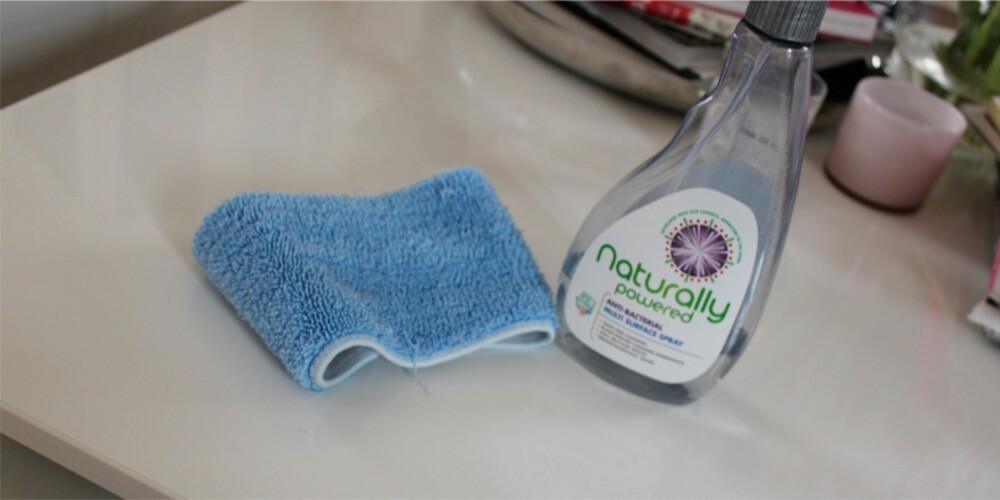 MIKROFIBER: En myk klut i mikrofiber egenr seg aller best til å rengjøre overflater i høyglans. Har du flekker som ikke går av med vann, går det an å prøve med litt mild såpe. MIKROFIBER: En myk klut i mikrofiber egenr seg aller best til å rengjøre overflater i høyglans. Har du flekker som ikke går av med vann, går det an å prøve med litt mild såpe.
