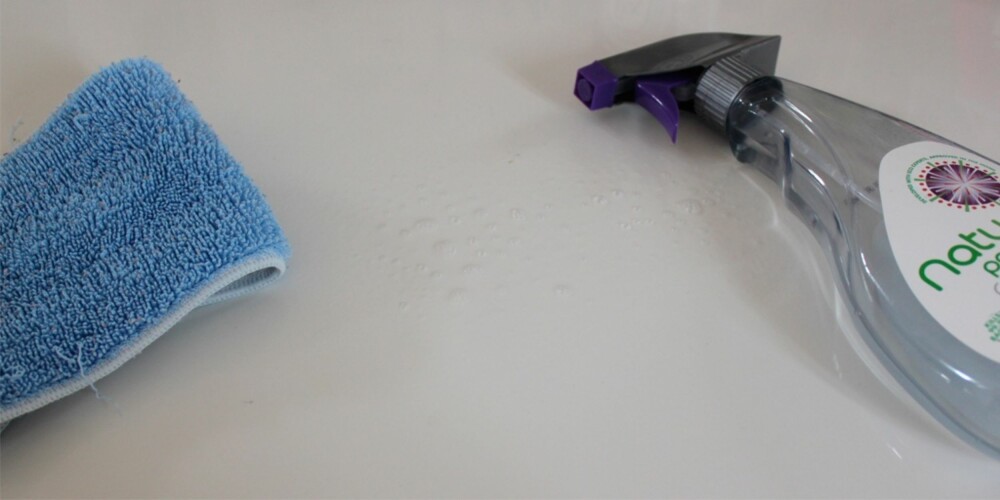 SPRAY PÅ: En mild rengjøringsspray funker fint på høyglans. Men unngå alle rengjøringsprodukter med skuremiddel. SPRAY PÅ: En mild rengjøringsspray funker fint på høyglans. Men unngå alle rengjøringsprodukter med skuremiddel.
