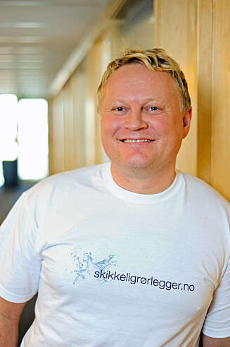 Rørlegger Carsten Engh forteller at alle kan klare å lufte radiatoren selv. Rørlegger Carsten Engh forteller at alle kan klare å lufte radiatoren selv.