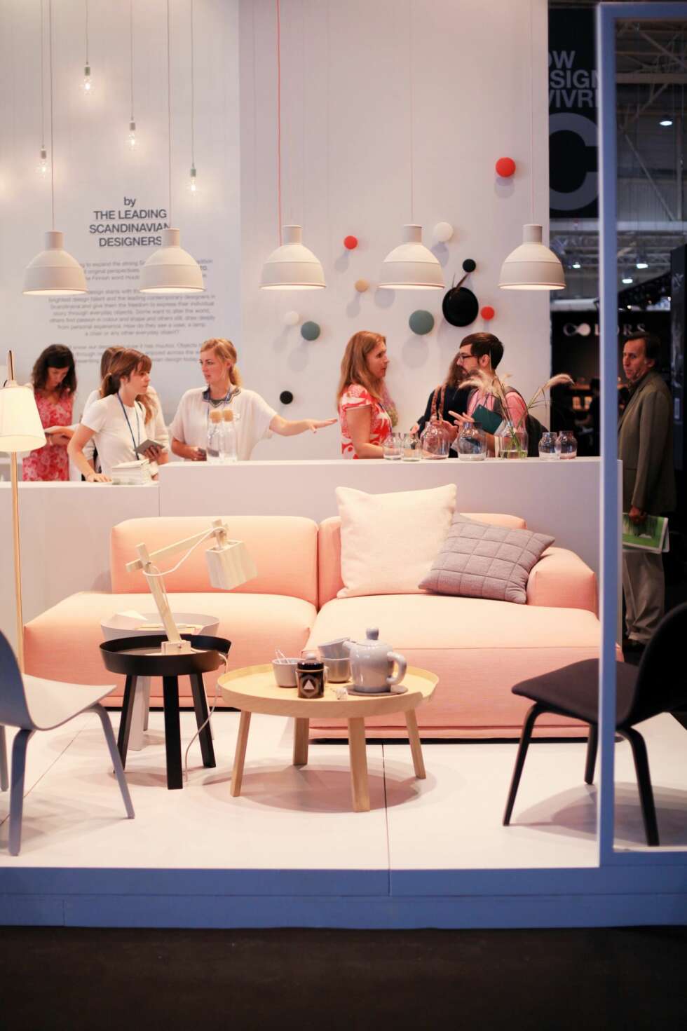 LAKSEROSA: Muuto satser frisk. Riktignok er den dus, men tør du gå for lakserosa sofa i høst? Vi er forelsket. LAKSEROSA: Muuto satser frisk. Riktignok er den dus, men tør du gå for lakserosa sofa i høst? Vi er forelsket.