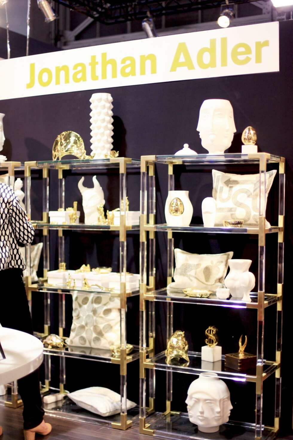 GULL OG GLITTER: Hos Jonathan Adler glimrer det i gull. GULL OG GLITTER: Hos Jonathan Adler glimrer det i gull.