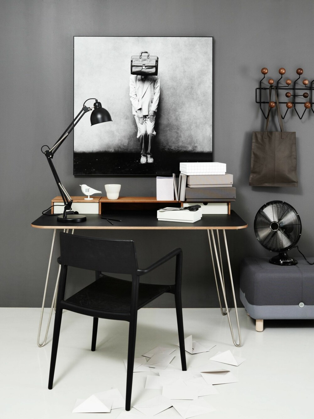STRAMT, MEN FEMININT: Skrivepult I-work i valnøttfiner med forkrommet ben, kr 7299, og stol Chicago i svartlakkert eik, design Bolia Design Team, kr 3699, foto av Leo Bugaev Briefcase. STRAMT, MEN FEMININT: Skrivepult I-work i valnøttfiner med forkrommet ben, kr 7299, og stol Chicago i svartlakkert eik, design Bolia Design Team, kr 3699, foto av Leo Bugaev Briefcase.