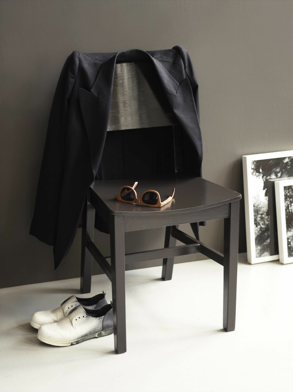 MASKULINT: En maskulin fargesetting med en myk feminin touch i form av linjer og detaljer, kan være spennende. Farger på vegg og stol her er henholdsvis Lady Pure Color 10249 Sober og Lady Supreme Finish superblank. MASKULINT: En maskulin fargesetting med en myk feminin touch i form av linjer og detaljer, kan være spennende. Farger på vegg og stol her er henholdsvis Lady Pure Color 10249 Sober og Lady Supreme Finish superblank.