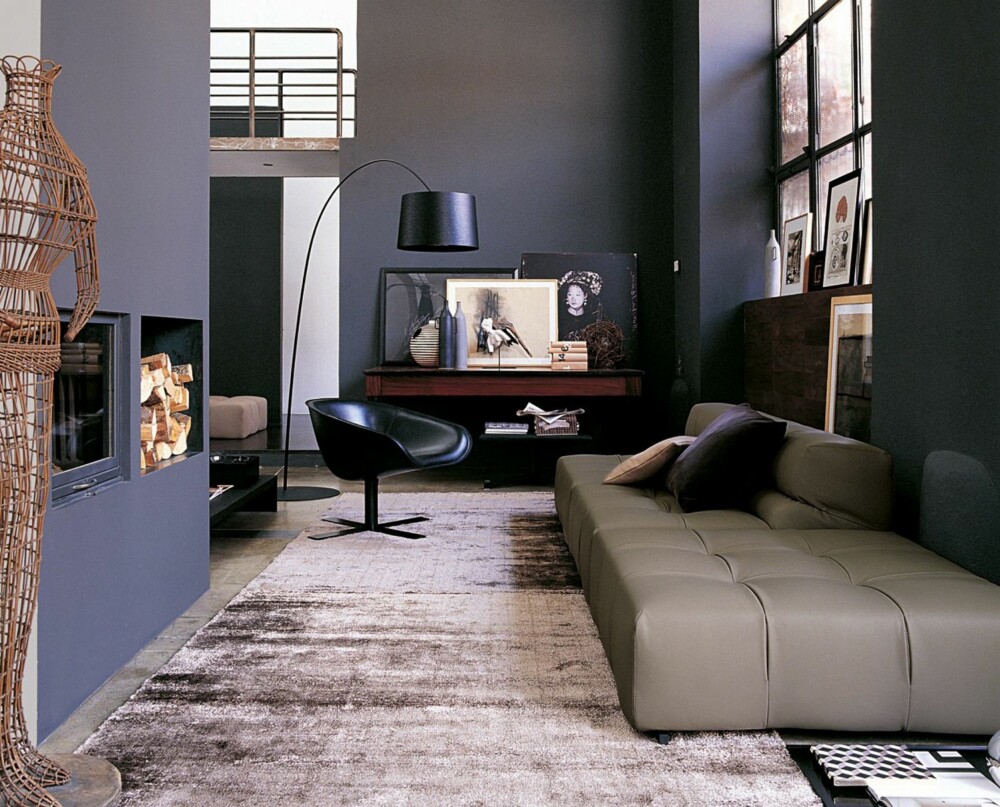 SKINN: Tufty Time Leather sofa fra BogB Italia, i mørkt, lunt interiør med harde og myke materialer, kombinert med detaljer. SKINN: Tufty Time Leather sofa fra BogB Italia, i mørkt, lunt interiør med harde og myke materialer, kombinert med detaljer.