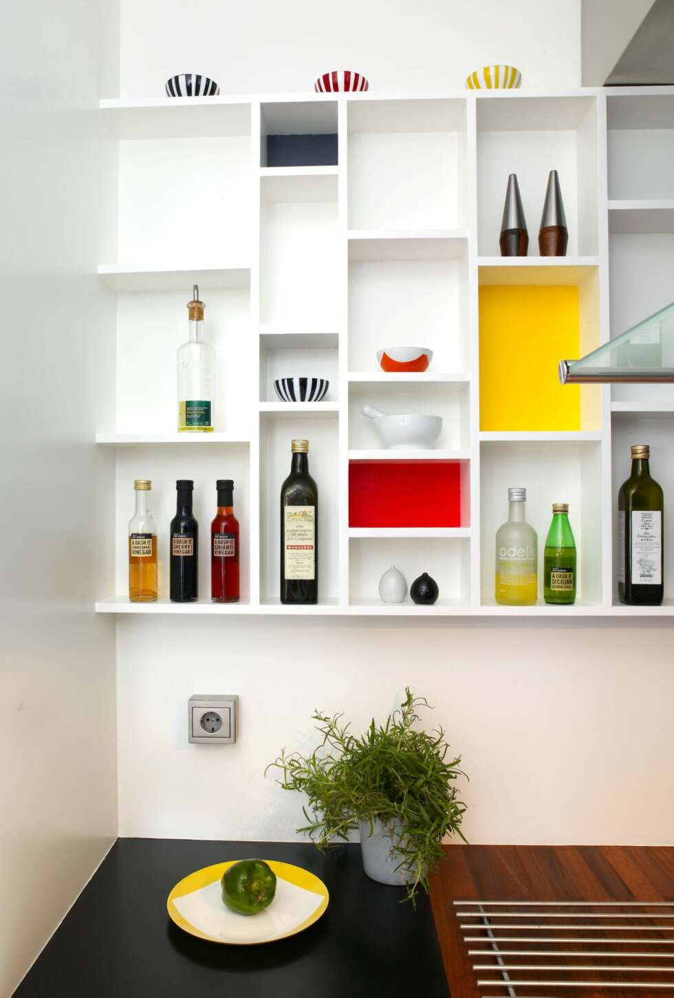 GRAFISK KOMPOSISJON: Mdf-plater egner seg godt for å lage unike, grafiske mønstre på veggen. Denne kjøkkenhyllen er inspirert av den hollandske kunsteren Piet Mondrian. GRAFISK KOMPOSISJON: Mdf-plater egner seg godt for å lage unike, grafiske mønstre på veggen. Denne kjøkkenhyllen er inspirert av den hollandske kunsteren Piet Mondrian.
