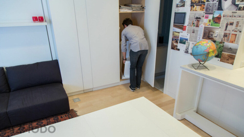 SKJULT OPPBEVARING: I den ene skapet er det plass til hele 10 spisestuestoler. SKJULT OPPBEVARING: I den ene skapet er det plass til hele 10 spisestuestoler.