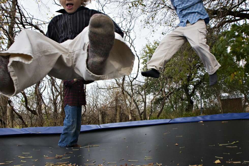 TRAMPOLINE: Støy fra hopping på trampoline er årsak til mange nabokonflikter. TRAMPOLINE: Støy fra hopping på trampoline er årsak til mange nabokonflikter.