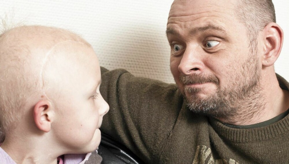 OPPRIKTIG PAPPA: Selv da Ylva var alvorlig syk, glemte ikke familien å tøyse og le. Dette bildet er fra 2011, tatt under et intervju med Foreldre & Barn. OPPRIKTIG PAPPA: Selv da Ylva var alvorlig syk, glemte ikke familien å tøyse og le. Dette bildet er fra 2011, tatt under et intervju med Foreldre & Barn.