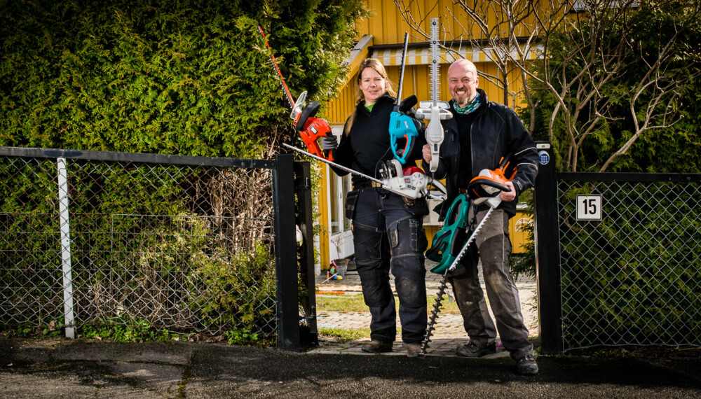 KLIPPE-KLARE: Gartnerne Kjersti Bergerud og Dagfinn Ødegård var testpanel da vi testet ut hvordan disse 6 elektriske hekksaksene taklet en tujahekk. KLIPPE-KLARE: Gartnerne Kjersti Bergerud og Dagfinn Ødegård var testpanel da vi testet ut hvordan disse 6 elektriske hekksaksene taklet en tujahekk.