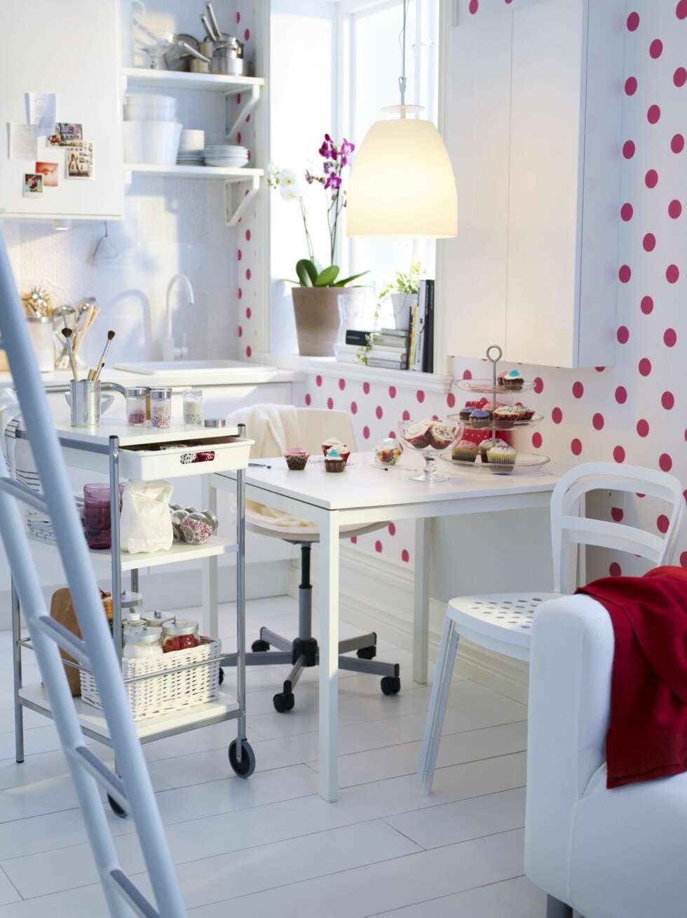LITE KJØKKEN: Små leiligheter har naturlig nok også små kjøkken. Bruk gjerne et trillebord for ekstra plass. Trillebordet heter Bygel og kommer fra Ikea. LITE KJØKKEN: Små leiligheter har naturlig nok også små kjøkken. Bruk gjerne et trillebord for ekstra plass. Trillebordet heter Bygel og kommer fra Ikea.