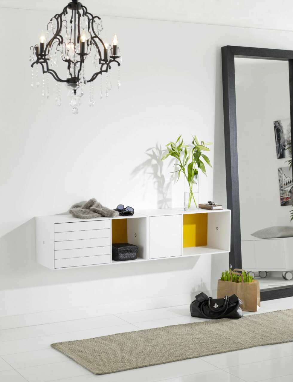 TIL VEGGS: Moduler fra Living som glir inn både i gangen og i stua. Fremhev gjerne hyllene med sprelske farger. TIL VEGGS: Moduler fra Living som glir inn både i gangen og i stua. Fremhev gjerne hyllene med sprelske farger.