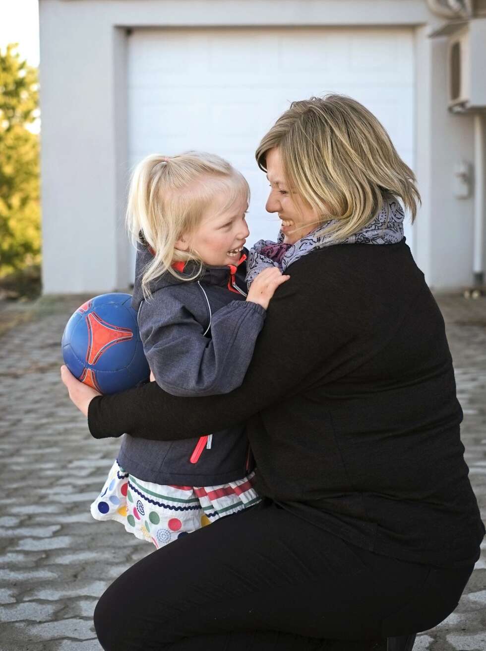 MYE KJÆRLIGHET: Mor og datter kommuniserer bra, også uten ord. MYE KJÆRLIGHET: Mor og datter kommuniserer bra, også uten ord.