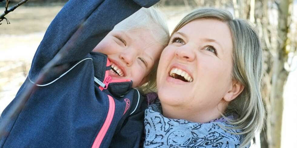 IKKE NOE SPRÅK: Tre år gamle Carmen kommuniserer ikke verbalt, men viser følelser på andre måter sammen med mamma Rannveig Ølstørn. IKKE NOE SPRÅK: Tre år gamle Carmen kommuniserer ikke verbalt, men viser følelser på andre måter sammen med mamma Rannveig Ølstørn.
