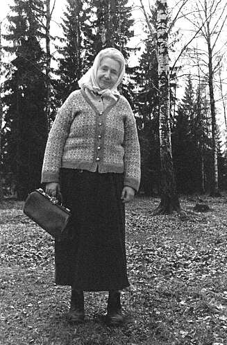 Forfatter Anne-Cath Vestly som Mormor under innspillingen av Mormor og de åtte ungene i byen (1977). Forfatter Anne-Cath Vestly som Mormor under innspillingen av Mormor og de åtte ungene i byen (1977).