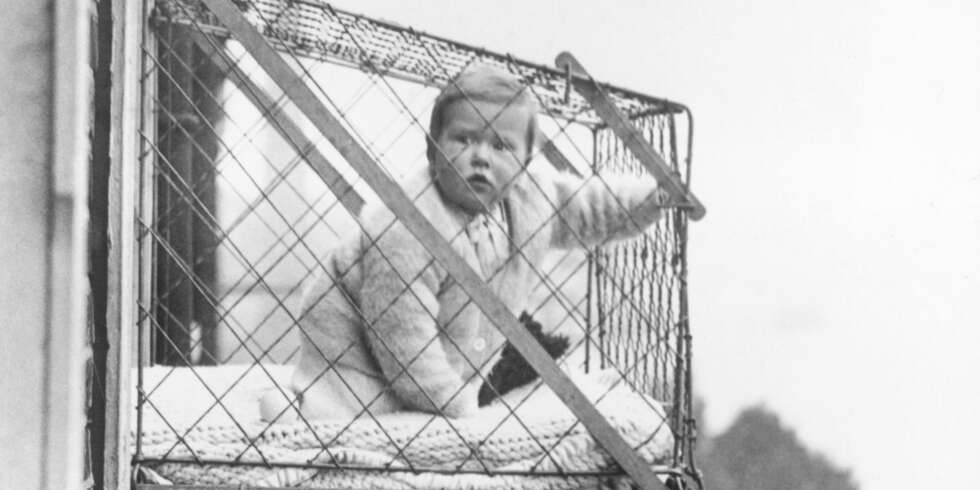 FORTIDENS LEKEGRIND: I 1934 var dette en måte å gi barna frisk luft i storbyen på. I tillegg var det lettere for mor å gjøre husarbeidet. FORTIDENS LEKEGRIND: I 1934 var dette en måte å gi barna frisk luft i storbyen på. I tillegg var det lettere for mor å gjøre husarbeidet.