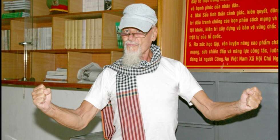 FRI IGJEN: Gary Glitter barsker seg etter å sonet sine tre år i vietnamesisk fengsel. Han ble umiddelbart etterpå eskortert til flyplassen med enveisbillett til England. FRI IGJEN: Gary Glitter barsker seg etter å sonet sine tre år i vietnamesisk fengsel. Han ble umiddelbart etterpå eskortert til flyplassen med enveisbillett til England.