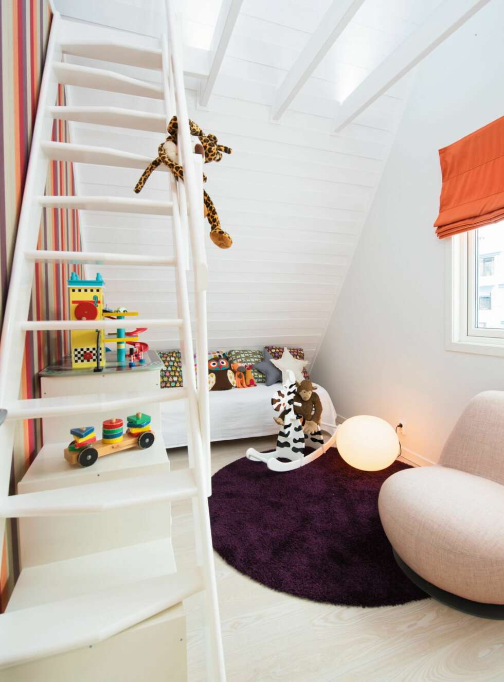 OPPTRAPPET. I hjørnet står en seng som familien hadde fra før. Sebra gyngehesten er fra jungelensleker.no, og liftgardinen med UV-filter heter Skydo 6429, farge 020, Kinnssand, se kinnasand.no. Svingstolen Oppo O52 av Stefan Borelius for Blå Station. OPPTRAPPET. I hjørnet står en seng som familien hadde fra før. Sebra gyngehesten er fra jungelensleker.no, og liftgardinen med UV-filter heter Skydo 6429, farge 020, Kinnssand, se kinnasand.no. Svingstolen Oppo O52 av Stefan Borelius for Blå Station.