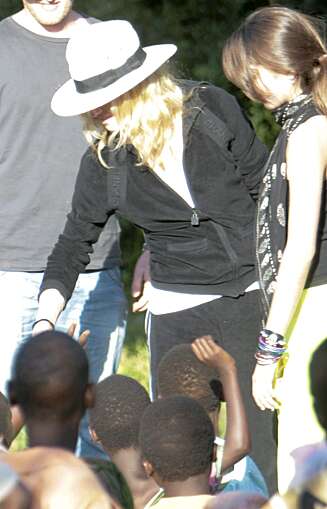 HILSTE: Madonna og datteren Lourdes hilser på barn i Malawi søndag. HILSTE: Madonna og datteren Lourdes hilser på barn i Malawi søndag.