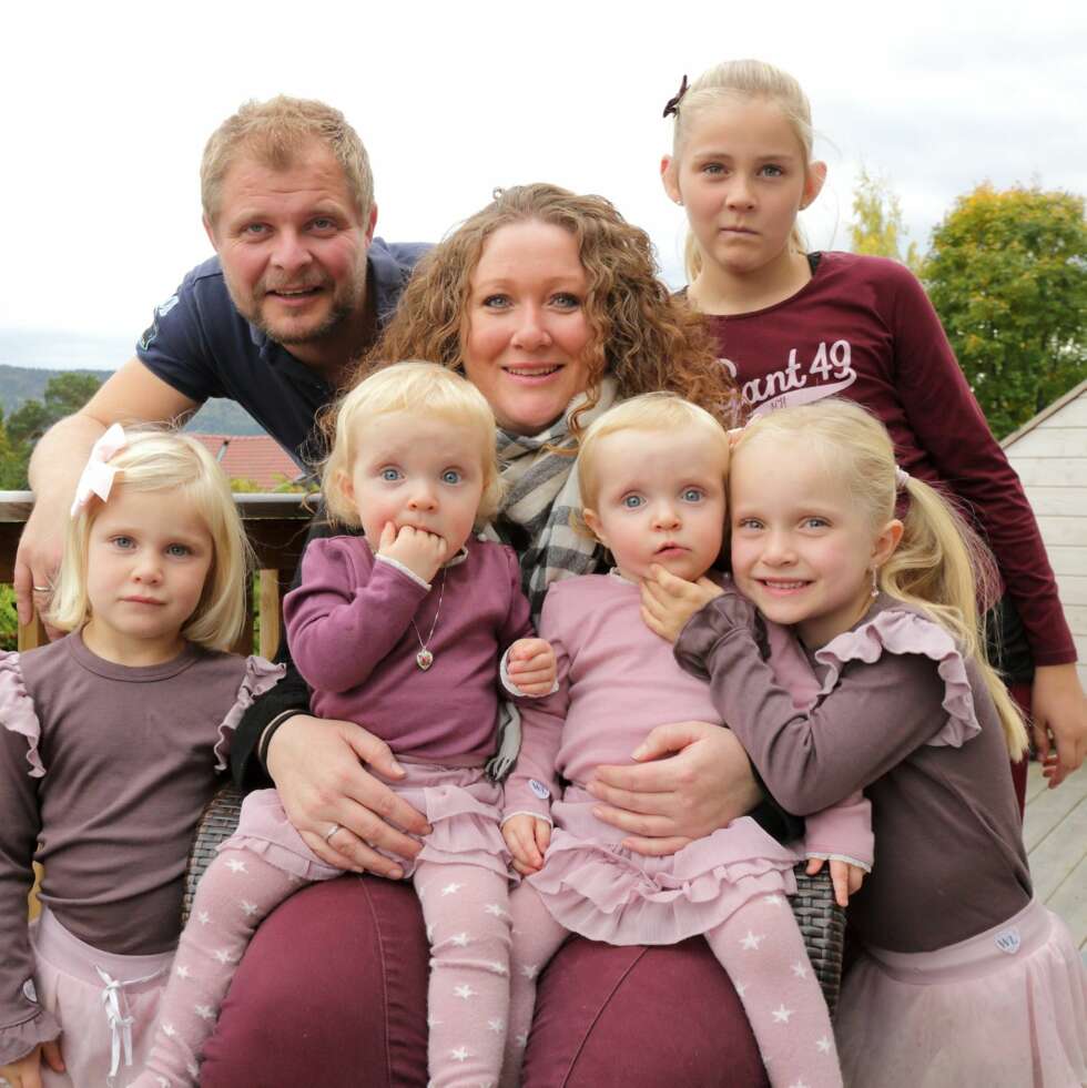 FOLK STIRRER: Nå hele storfamilien er sammen er det mange som stirrer, og som tror familien består av to tvillingpar. Familien består av Ingvild Drange Tronhus, mannen Brede, bonusdatter Martine Qvam Tronhus (11), Hermine (3,5 f.v.), tvillingene Ulrikke og Henriette og Nicoline (5). FOLK STIRRER: Nå hele storfamilien er sammen er det mange som stirrer, og som tror familien består av to tvillingpar. Familien består av Ingvild Drange Tronhus, mannen Brede, bonusdatter Martine Qvam Tronhus (11), Hermine (3,5 f.v.), tvillingene Ulrikke og Henriette og Nicoline (5).
