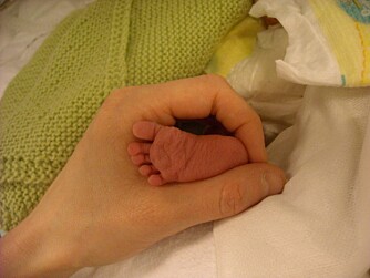 FEM SMÅ TÆR: Lucas' lille fot i mammas hånd. FEM SMÅ TÆR: Lucas' lille fot i mammas hånd.