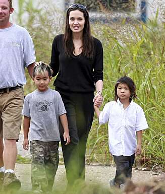 DEDIKERT: Både Angelina Jolie og Brad Pitt ønsker å være mest mulig til stede under barna oppvekst. Her er mamma Angelina med skolebarna Maddox og Pax. DEDIKERT: Både Angelina Jolie og Brad Pitt ønsker å være mest mulig til stede under barna oppvekst. Her er mamma Angelina med skolebarna Maddox og Pax.