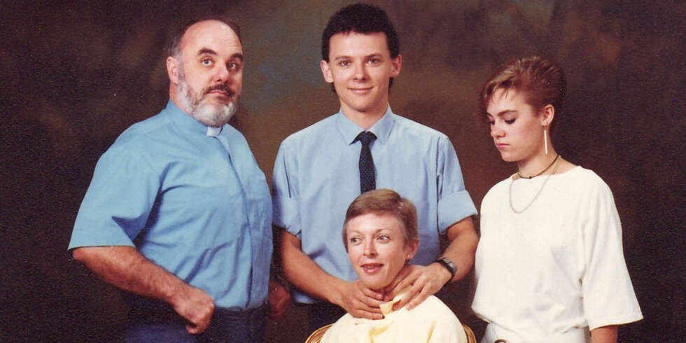 KVELEREN: - Dette skjer når din mannlige rollemodell er både gymlærer og prest, heter det i den originale bildeteksten. Foto: <a href="http://awkwardfamilyphotos.com/">Awkward Family Photos.com</a> KVELEREN: - Dette skjer når din mannlige rollemodell er både gymlærer og prest, heter det i den originale bildeteksten. Foto: <a href="http://awkwardfamilyphotos.com/">Awkward Family Photos.com</a>