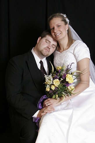 SOVNET: Har brudgommen sovnet, eller drømmer han om eksen? Foto: <a href="http://awkwardfamilyphotos.com/">Awkward Family Photos.com</a> SOVNET: Har brudgommen sovnet, eller drømmer han om eksen? Foto: <a href="http://awkwardfamilyphotos.com/">Awkward Family Photos.com</a>