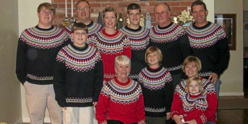 GENSERGLEDE: Denne familien har staset seg skikkelig opp for årets familiefoto. GENSERGLEDE: Denne familien har staset seg skikkelig opp for årets familiefoto.