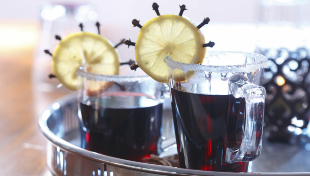 Ekstra festlig gløgg får du ved å stikke nellikspiker inn i skiver av sitron eller appelsin. Sukkerrand på glassene lages ved å dyppe glassene i fruktsaft og deretter sukker før skjenking av gløggen. Ekstra festlig gløgg får du ved å stikke nellikspiker inn i skiver av sitron eller appelsin. Sukkerrand på glassene lages ved å dyppe glassene i fruktsaft og deretter sukker før skjenking av gløggen.
