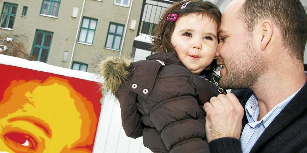 LEVER PÅ BILDER: I bakgården til Maria og pappa på Grünerløkka står det en stor graffiti av Soad som to venner av Marius har tegnet. LEVER PÅ BILDER: I bakgården til Maria og pappa på Grünerløkka står det en stor graffiti av Soad som to venner av Marius har tegnet.