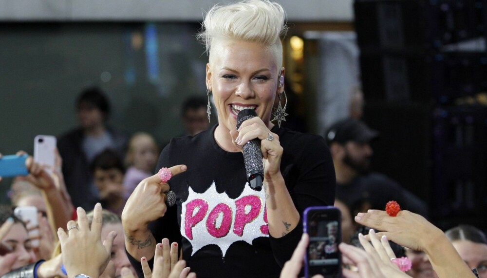 ARTISTNAVN: Pink var ikke så heldig at foreldrene valgte stjernenavnet for henne. Egentlig heter hun Alecia Beth Moore. ARTISTNAVN: Pink var ikke så heldig at foreldrene valgte stjernenavnet for henne. Egentlig heter hun Alecia Beth Moore.