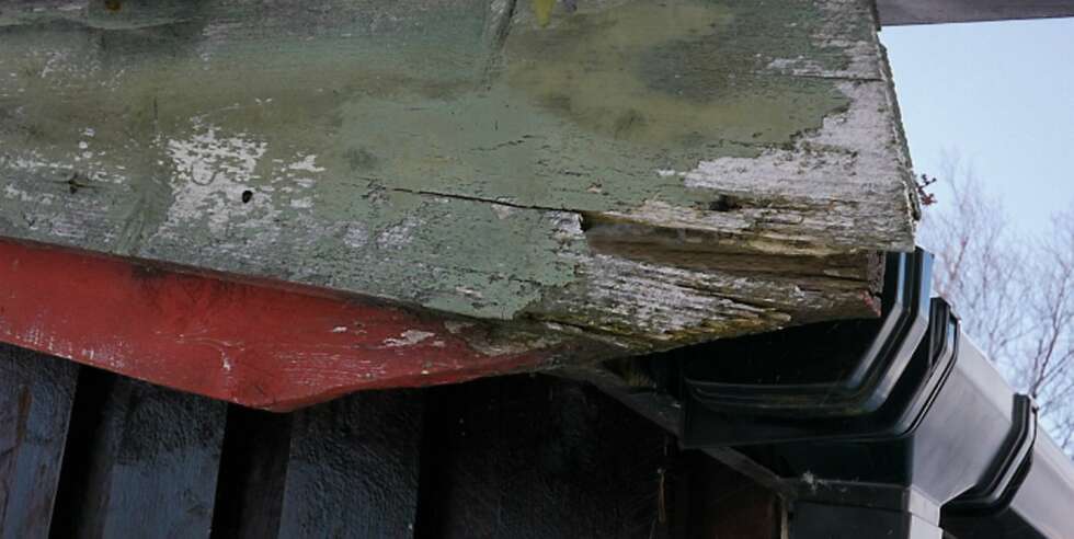 Utsatt: Vindskiene er utsatt for råte. Bytt bord og legg beslag på toppen. Utsatt: Vindskiene er utsatt for råte. Bytt bord og legg beslag på toppen.