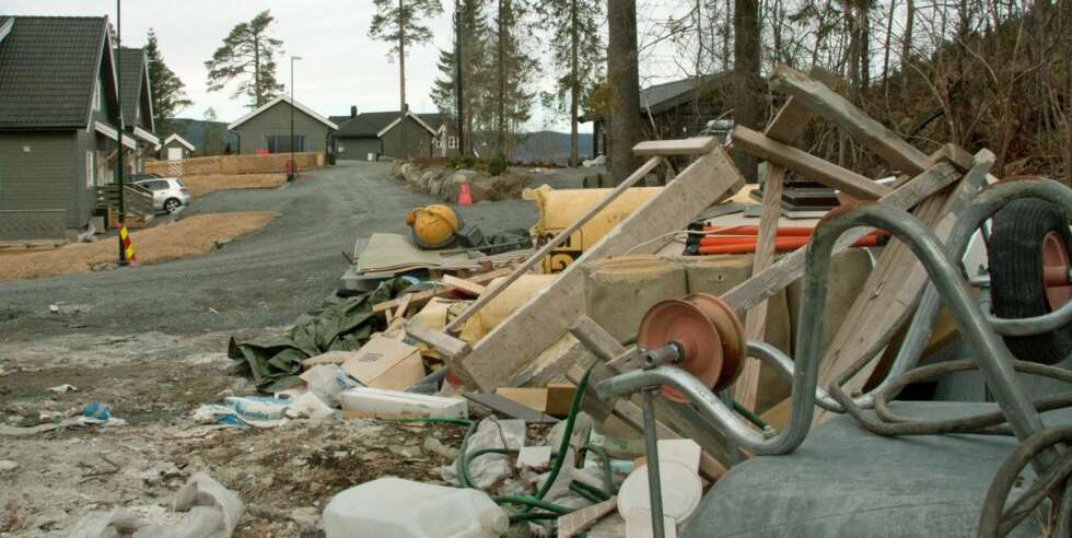 BYGNINGSSKROT: Etterlatenskaper fra byggevirksomhet kan være irriterende, og skal heller ikke bli liggende der over en lengre periode. BYGNINGSSKROT: Etterlatenskaper fra byggevirksomhet kan være irriterende, og skal heller ikke bli liggende der over en lengre periode.