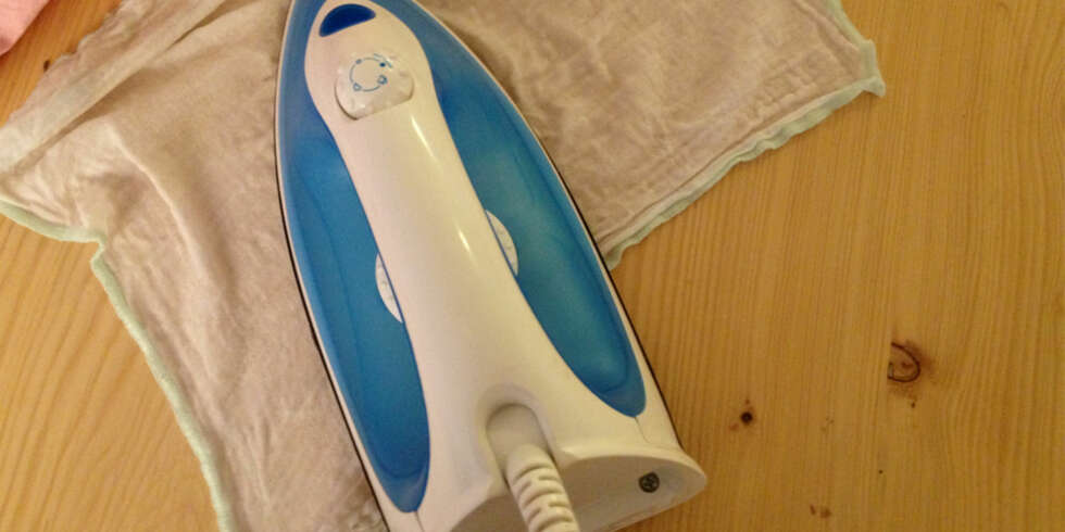 STRYK: Bruk mye damp når du stryker over sprekken. STRYK: Bruk mye damp når du stryker over sprekken.