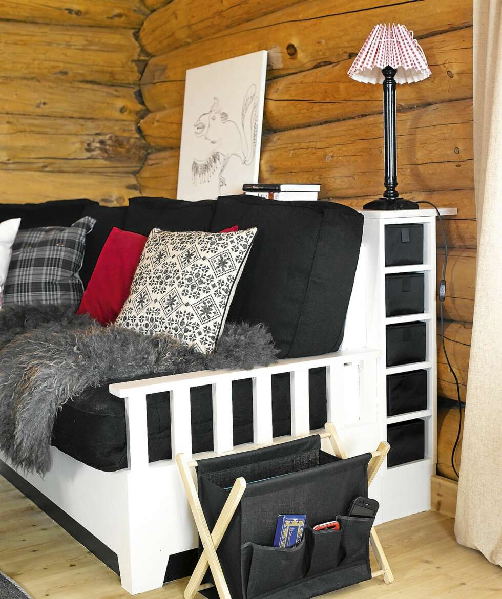EKSTRA HYLLE: Vi bygget en ekstra hylle bak sofaen på begge sider. For å få det støvfritt undre sofaen har vi montert en svartmalt plate mellom beina. EKSTRA HYLLE: Vi bygget en ekstra hylle bak sofaen på begge sider. For å få det støvfritt undre sofaen har vi montert en svartmalt plate mellom beina.
