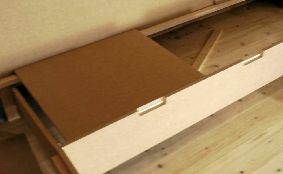 SETEPLATENE: Legg i seteplatene og fest hengslene. Ved sidevangene må du sjekke at de ikke stopper i armlenet når du åpner dem.
Skru fast sofaen til gulv og vegg. Bruk lange skruer som du skrur skrått ned gjennom beina. SETEPLATENE: Legg i seteplatene og fest hengslene. Ved sidevangene må du sjekke at de ikke stopper i armlenet når du åpner dem.
Skru fast sofaen til gulv og vegg. Bruk lange skruer som du skrur skrått ned gjennom beina.