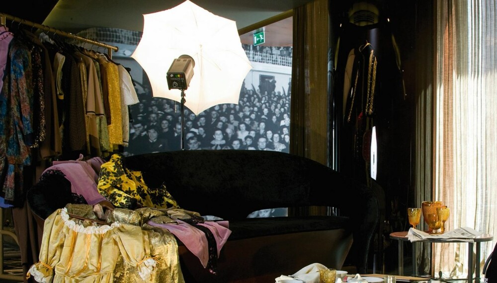 SCENER FRA ET HOTELL: Hotel Teatro i Portugal er innredet som et teater. I fellesområdene støter du på kostymer på flyttbare klesstativer, og interiøret er teaterinspirert. SCENER FRA ET HOTELL: Hotel Teatro i Portugal er innredet som et teater. I fellesområdene støter du på kostymer på flyttbare klesstativer, og interiøret er teaterinspirert.