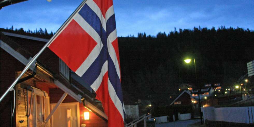 IKKE ULOVLIG: Flaggtidene gjelder i prinsippet bare for offentlige bygninger, men i praksis er det god kutyme for privatpersoner å følge tidene også. IKKE ULOVLIG: Flaggtidene gjelder i prinsippet bare for offentlige bygninger, men i praksis er det god kutyme for privatpersoner å følge tidene også.