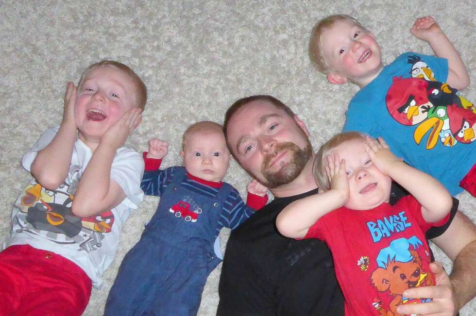 FIRE BARN: Arne-Svenn har fire gutter. Mener du han er årets pappa er det bare å stemme! FIRE BARN: Arne-Svenn har fire gutter. Mener du han er årets pappa er det bare å stemme!