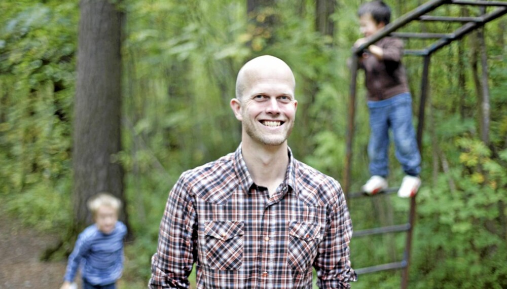 DYRT Å HA BARN: - Man kan ikke planlegge en familie med lommeboka. Det vil aldri gå i pluss, sier økonom Hallgeir Kvadsheim. I fem sesonger har han hjulpet norske småbarnsfamilier med å få en skakkjørt økonomi på fote igjen. Han er selv småbarnspappa til to gutter på 5 og 6 år. DYRT Å HA BARN: - Man kan ikke planlegge en familie med lommeboka. Det vil aldri gå i pluss, sier økonom Hallgeir Kvadsheim. I fem sesonger har han hjulpet norske småbarnsfamilier med å få en skakkjørt økonomi på fote igjen. Han er selv småbarnspappa til to gutter på 5 og 6 år.